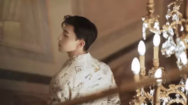 鄧倫什麼神仙顏值?穿花襯衫配皮褲帥氣又清新,身材比例是真的好
