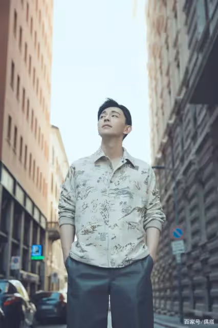 鄧倫什麼神仙顏值？穿花襯衫配皮褲帥氣又清新，身材比例是真的好