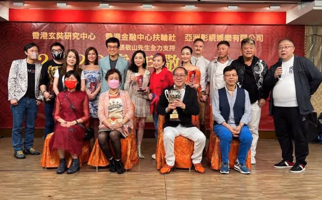 陳百祥夫婦參加全素宴!90歲胡楓獻唱精神好,魏秋樺穿短裙秀美腿