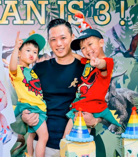 胡杏兒3歲二兒子開派對慶生，把蛇掛脖子觸摸蜘蛛蜥蜴，膽子太大