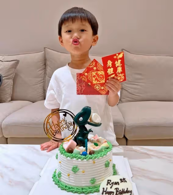 胡杏兒3歲二兒子開派對慶生，把蛇掛脖子觸摸蜘蛛蜥蜴，膽子太大