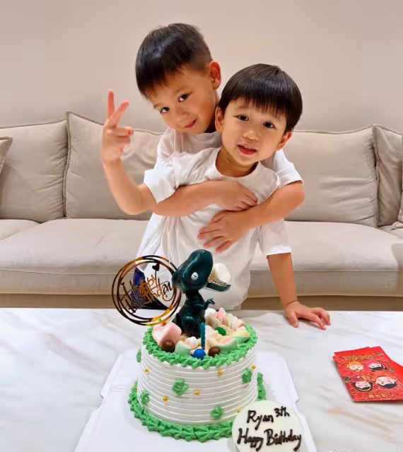胡杏兒3歲二兒子開派對慶生，把蛇掛脖子觸摸蜘蛛蜥蜴，膽子太大