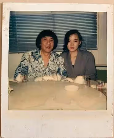 豬哥亮逝世5週年,謝金燕悼念手抄經書+跪拜照,突曬父女驚喜同框眼淚潰堤:夢寐以求的禮物