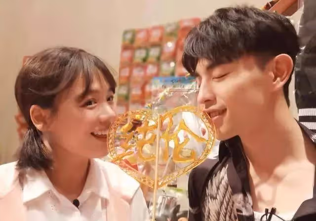 鄧倫27歲生日,唯有馬思純零點送祝福,網友:沒人比她更積極了