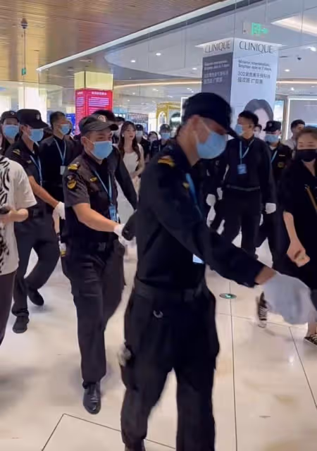 程瀟穿白裙撈金排面十足,現場保安比路人還多,網友:至於嗎