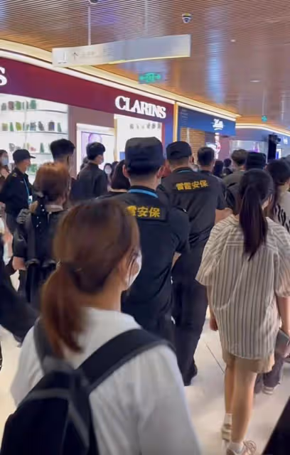 程瀟穿白裙撈金排面十足,現場保安比路人還多,網友:至於嗎