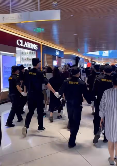 程瀟穿白裙撈金排面十足,現場保安比路人還多,網友:至於嗎