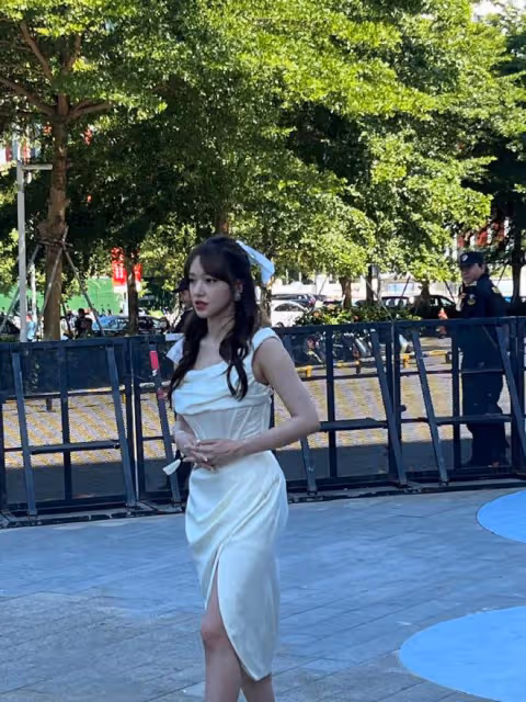 程瀟穿白裙撈金排面十足,現場保安比路人還多,網友:至於嗎