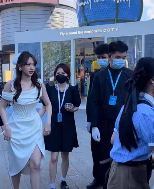 程瀟穿白裙撈金排面十足,現場保安比路人還多,網友:至於嗎