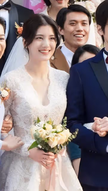 吳千語穿弔帶秀身材,男友為她拍照,兩人在國外度假太甜蜜!