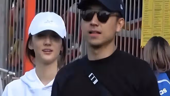 吳千語穿弔帶秀身材,男友為她拍照,兩人在國外度假太甜蜜!