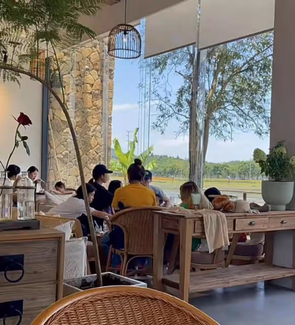蔡少芬一家喝下午茶,素顏太過真實,張晉陪兒子玩耍父愛爆棚