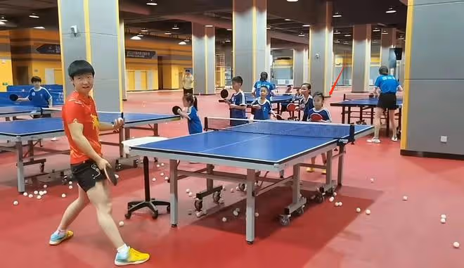 王楠女兒練球排面大！世界冠軍孫穎莎陪練，相差16歲或將成為對手