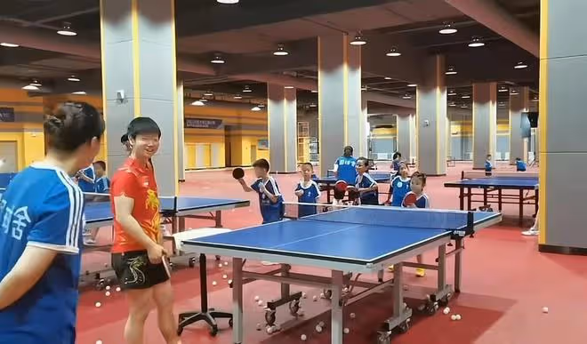 王楠女兒練球排面大！世界冠軍孫穎莎陪練，相差16歲或將成為對手