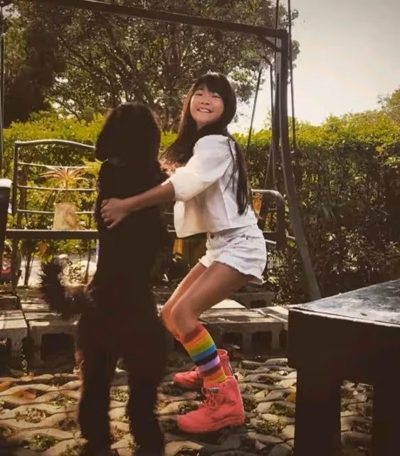 曹格女兒暴風式長大,10歲「驚豔長腿太搶鏡」,隨了模特媽媽,顏值逆襲:越長越高級