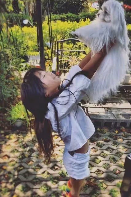 曹格女兒暴風式長大,10歲「驚豔長腿太搶鏡」,隨了模特媽媽,顏值逆襲:越長越高級