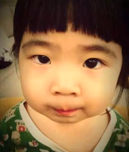 曹格女兒暴風式長大,10歲「驚豔長腿太搶鏡」,隨了模特媽媽,顏值逆襲:越長越高級
