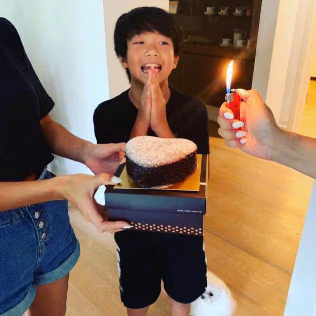 曹格女兒暴風式長大,10歲「驚豔長腿太搶鏡」,隨了模特媽媽,顏值逆襲:越長越高級