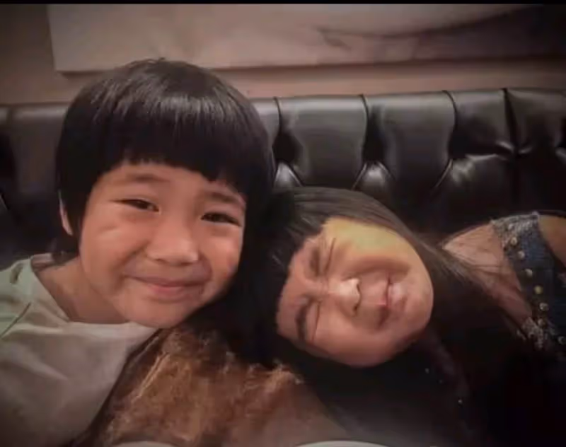 曹格女兒暴風式長大,10歲「驚豔長腿太搶鏡」,隨了模特媽媽,顏值逆襲:越長越高級