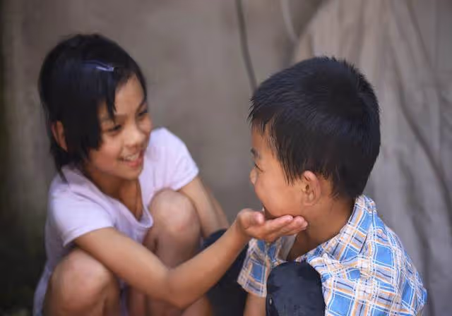 父母只愛4歲弟!媽媽房間角落翻到7歲女兒筆記本...一打開看哭了 「筆記本寫滿委屈」:不想再當妳孩子
