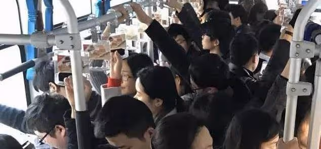 「起開,沒看我是老人嗎!」 13歲國中生給老人讓座,起身時書包中橘子掉落「卻被老人一腳踢開」 司機怒:下車!