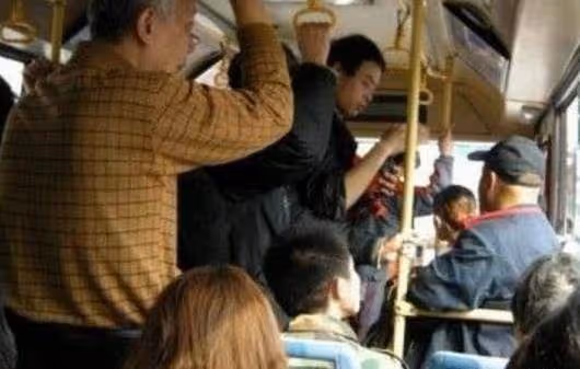 「起開,沒看我是老人嗎!」 13歲國中生給老人讓座,起身時書包中橘子掉落「卻被老人一腳踢開」 司機怒:下車!