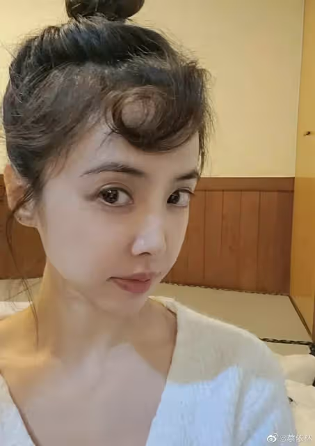 40歲蔡依林深夜自拍,皮膚緊致如少女,第三張照片暴露年齡,與錦榮分手4年仍單身
