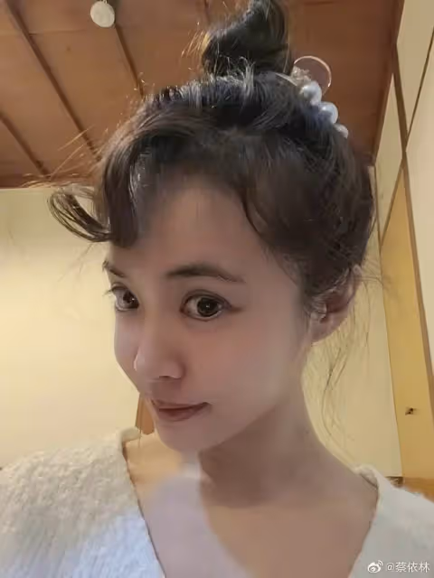 40歲蔡依林深夜自拍,皮膚緊致如少女,第三張照片暴露年齡,與錦榮分手4年仍單身