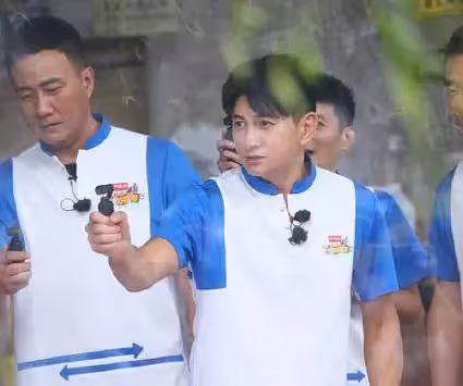 「擺脫幸福肥」吳奇隆近照曝光,51歲顏值回春,和53歲胡軍同框像兩代人,網友:重現當年男神風范