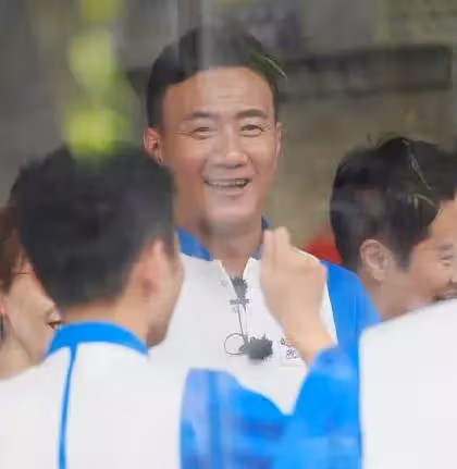 「擺脫幸福肥」吳奇隆近照曝光,51歲顏值回春,和53歲胡軍同框像兩代人,網友:重現當年男神風范