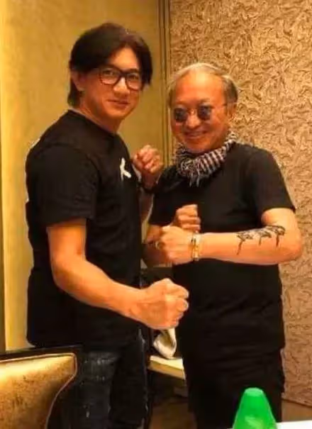 「擺脫幸福肥」吳奇隆近照曝光,51歲顏值回春,和53歲胡軍同框像兩代人,網友:重現當年男神風范