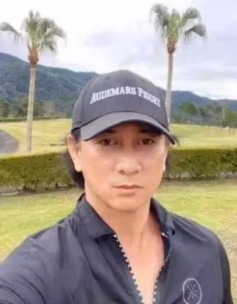 「擺脫幸福肥」吳奇隆近照曝光,51歲顏值回春,和53歲胡軍同框像兩代人,網友:重現當年男神風范