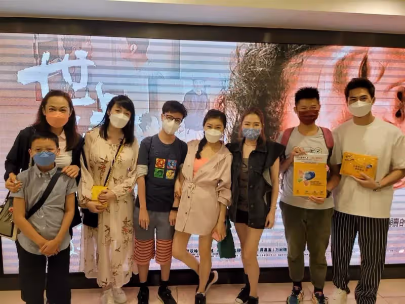 廖啟智遺作上映眾星現身支持,61歲妻子罕露面,滿頭白髪但精神好,網友:斯人已逝,光影永存