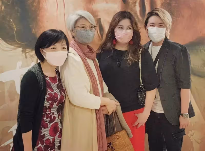 廖啟智遺作上映眾星現身支持,61歲妻子罕露面,滿頭白髪但精神好,網友:斯人已逝,光影永存