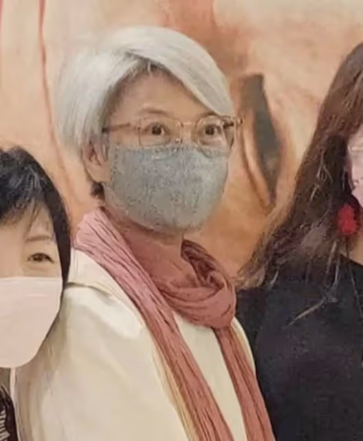 廖啟智遺作上映眾星現身支持,61歲妻子罕露面,滿頭白髪但精神好,網友:斯人已逝,光影永存