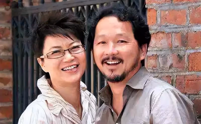 廖啟智遺作上映眾星現身支持,61歲妻子罕露面,滿頭白髪但精神好,網友:斯人已逝,光影永存