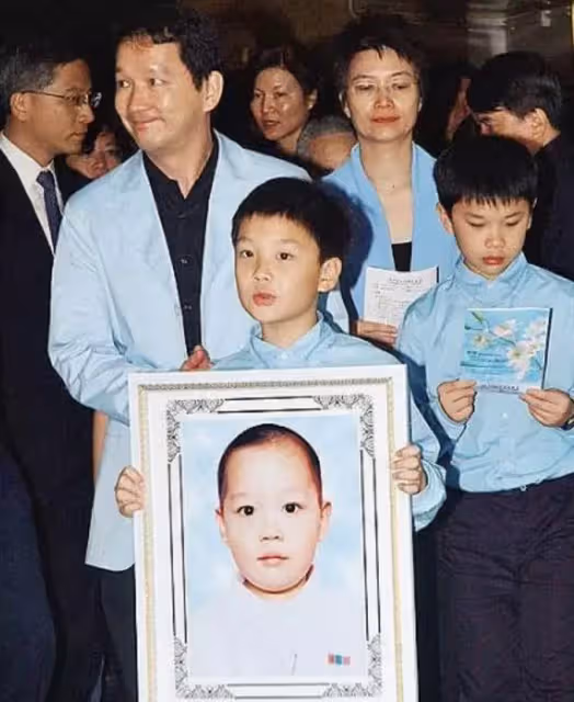 廖啟智遺作上映眾星現身支持,61歲妻子罕露面,滿頭白髪但精神好,網友:斯人已逝,光影永存