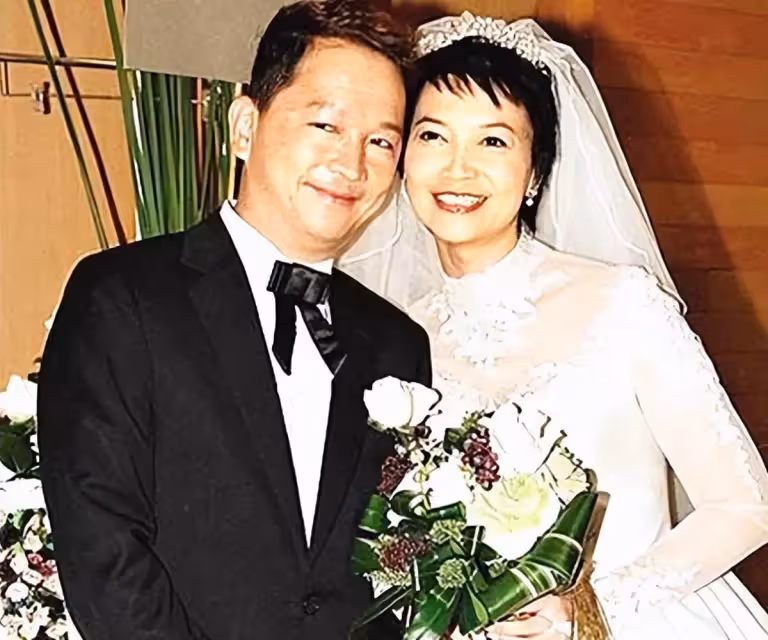 廖啟智遺作上映眾星現身支持,61歲妻子罕露面,滿頭白髪但精神好,網友:斯人已逝,光影永存