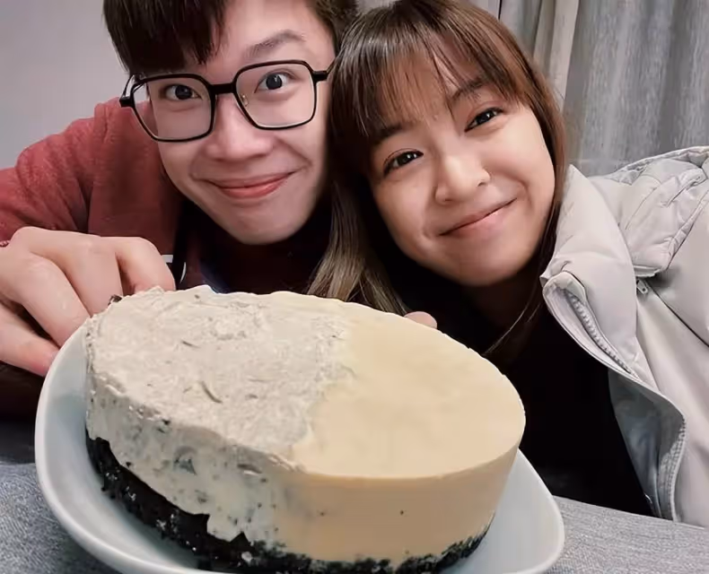 廖啟智遺作上映眾星現身支持,61歲妻子罕露面,滿頭白髪但精神好,網友:斯人已逝,光影永存
