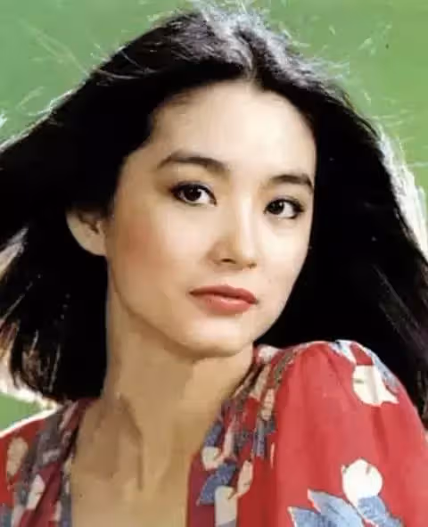 68歲林青霞生活近況曝光!豪宅化妝臺「書籍遍布」,繼女邢嘉倩「親手做書架」表孝心,對老公稱呼力破婚變消息:他是最愛的人