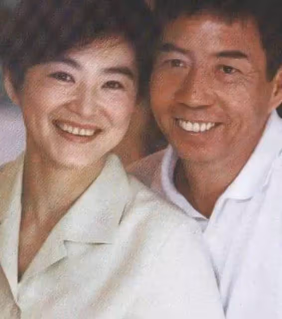 68歲林青霞生活近況曝光!豪宅化妝臺「書籍遍布」,繼女邢嘉倩「親手做書架」表孝心,對老公稱呼力破婚變消息:他是最愛的人