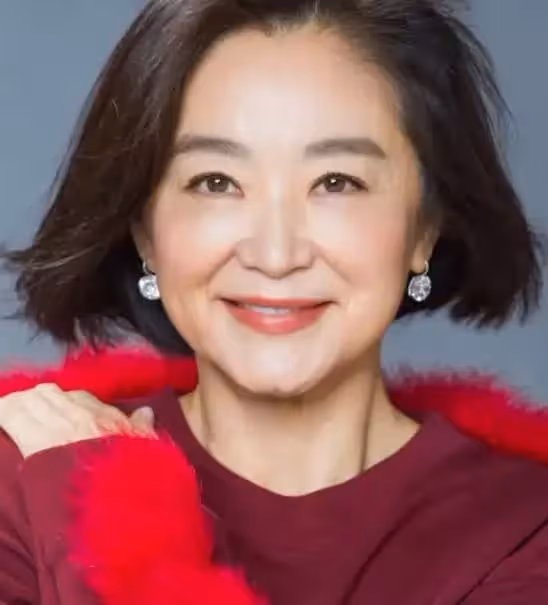 68歲林青霞生活近況曝光!豪宅化妝臺「書籍遍布」,繼女邢嘉倩「親手做書架」表孝心,對老公稱呼力破婚變消息:他是最愛的人