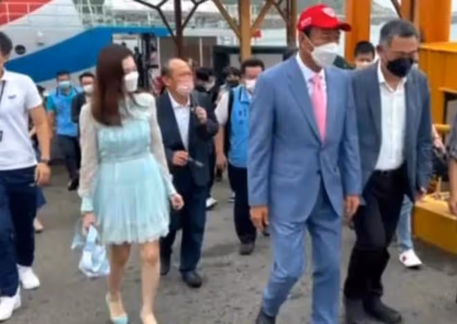 孫藝珍官宣懷孕近照曝光！外出遛狗肚腩真大，素顏穿連衣裙也變醜