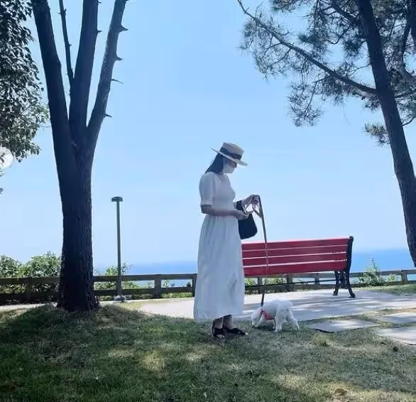 孫藝珍官宣懷孕近照曝光！外出遛狗肚腩真大，素顏穿連衣裙也變醜