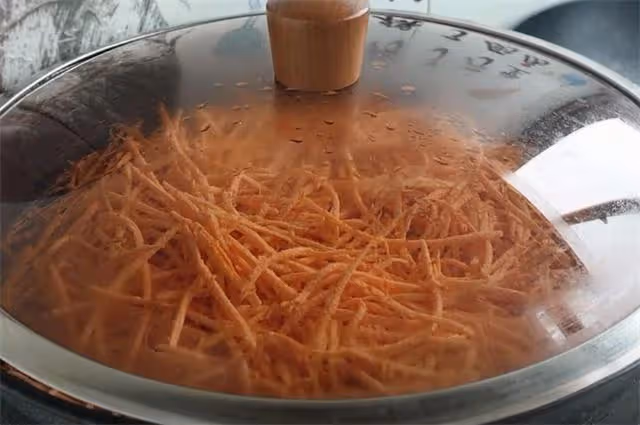 為什麼酒店的蒸胡蘿蔔絲那麼好吃？原來做法有訣竅，看一遍就學會