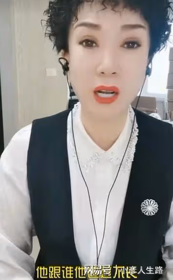 53歲知名男星謝廣坤聚會！與年輕女子十指緊扣，舉止親密似情侶