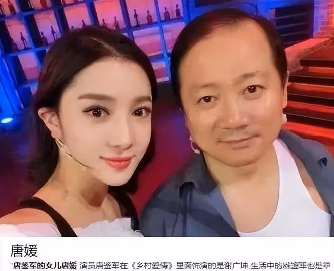53歲知名男星謝廣坤聚會！與年輕女子十指緊扣，舉止親密似情侶