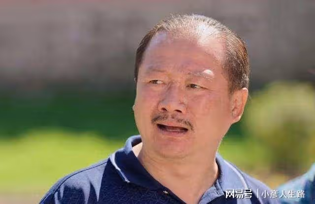 53歲知名男星謝廣坤聚會！與年輕女子十指緊扣，舉止親密似情侶