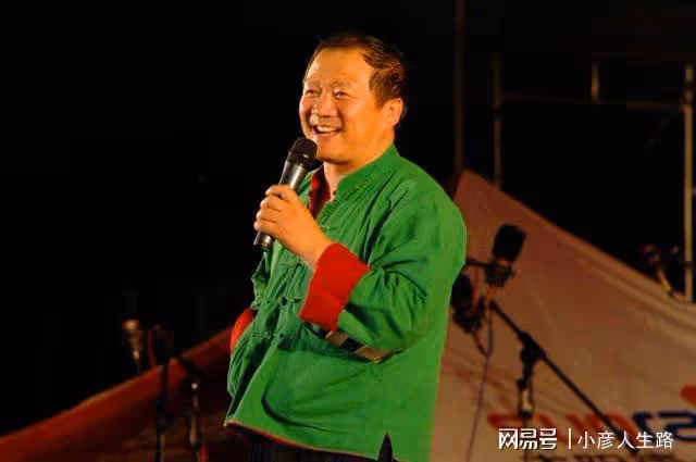 53歲知名男星謝廣坤聚會！與年輕女子十指緊扣，舉止親密似情侶