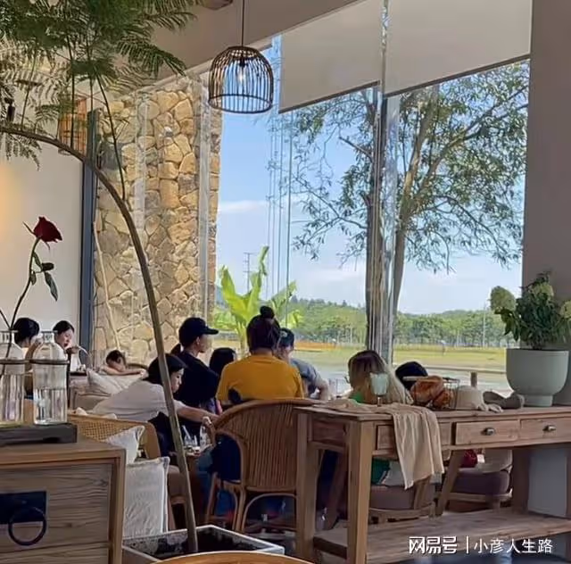 蔡少芬一家外出用餐，素顏太過真實，張晉陪兒子玩耍父愛爆棚！